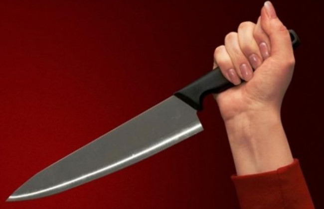 Закривавлена киянка намагалася зарізати себе ножем: є відео