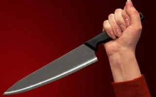 Закривавлена киянка намагалася зарізати себе ножем: є відео