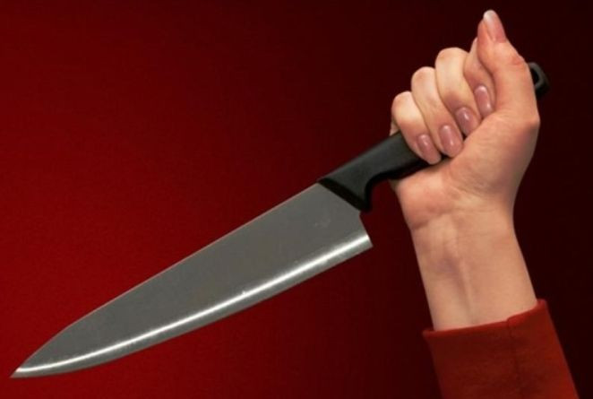 Закривавлена киянка намагалася зарізати себе ножем: є відео