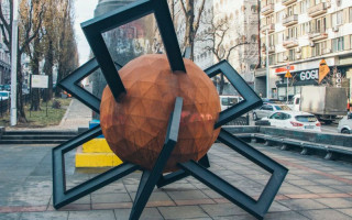 Столичные вандалы разрисовали новую скульптуру: появились фото