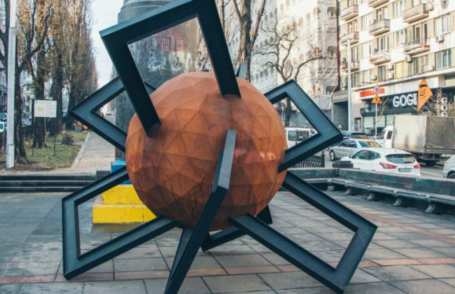 Столичные вандалы разрисовали новую скульптуру: появились фото