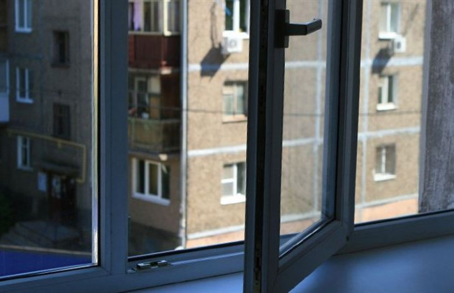 В Киеве подросток выпал из окна 10 этажа