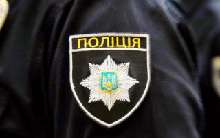 На Днепропетровщине мужчина прямо на улице избил свою жену и детей