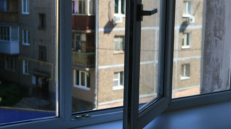 В Киеве подросток выпал из окна 10 этажа