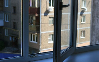В Киеве подросток выпал из окна 10 этажа