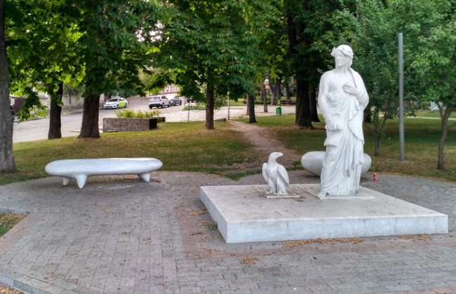 В Киеве неизвестные повредили очередной памятник, фото