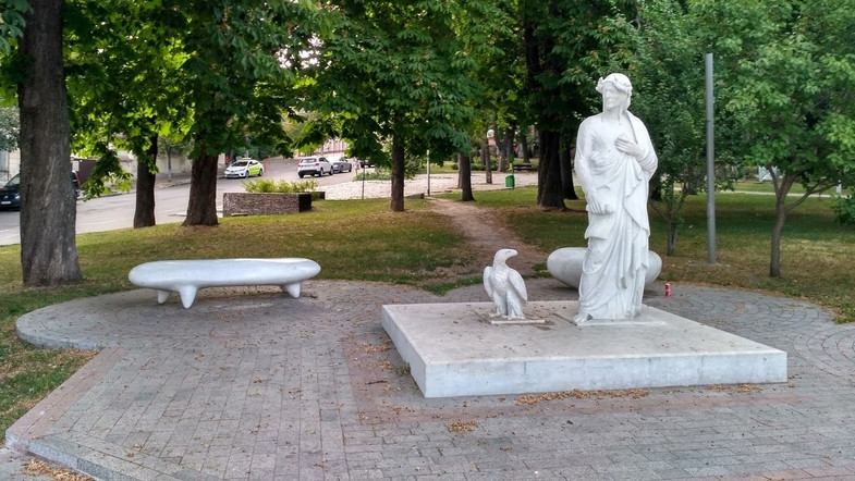 В Киеве неизвестные повредили очередной памятник, фото