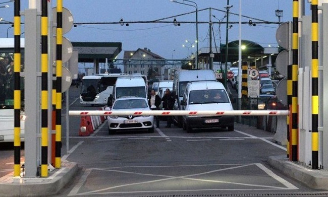 Українці коментують перші дні роботи нової митниці