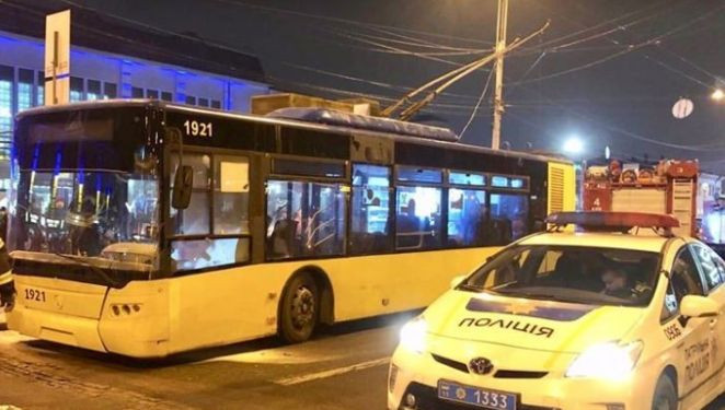 У Києві біля вокзалу горів тролейбус: перші подробиці
