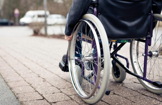 Люди в инвалидных колясках стали участниками дорожного движения: Президент одобрил закон