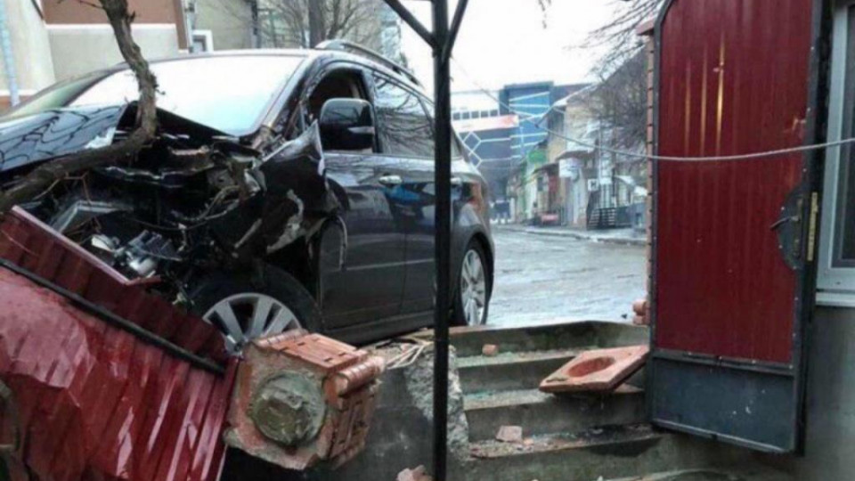 На Буковине полицейский под наркотиками разбил служебную машину: есть детали