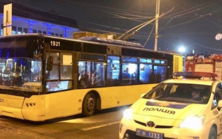 У Києві біля вокзалу горів тролейбус: перші подробиці