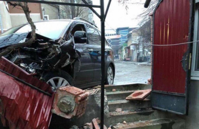 На Буковине полицейский под наркотиками разбил служебную машину: есть детали