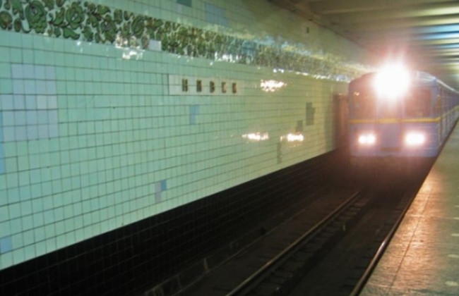 Со столичной станции метро вывели сотни человек: что произошло