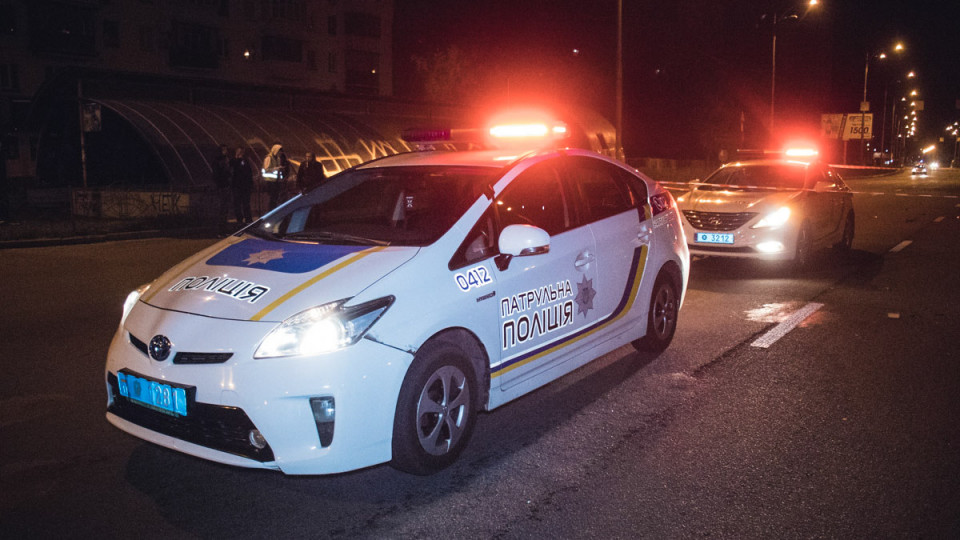 Под Киевом дерзкая пассажирка ударила ногой полицейского: подробности