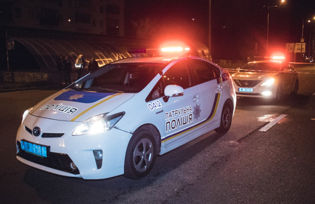 Под Киевом дерзкая пассажирка ударила ногой полицейского: подробности
