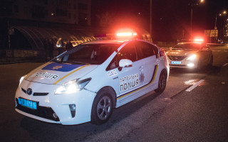 Под Киевом дерзкая пассажирка ударила ногой полицейского: подробности