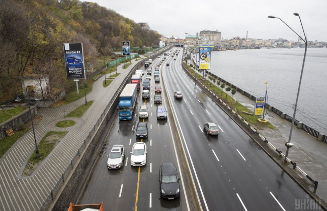У Києві в трактора посеред дороги відпало колесо
