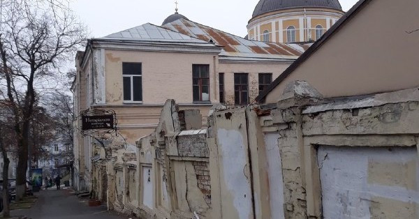 В столице трещит по швам историческая достопримечательность