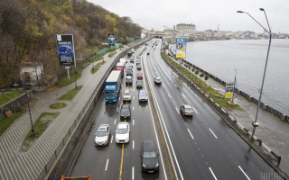 У Києві в трактора посеред дороги відпало колесо