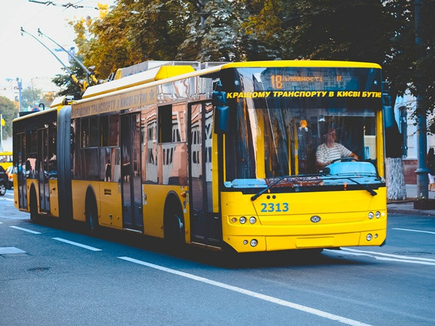 В Киеве загорелся троллейбус,  фото
