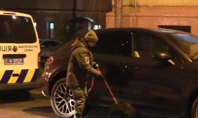 Намагався прикріпити до авто підозрілий предмет: киянин затримав зловмисника