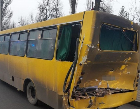 Серьезное ДТП в Киеве с участием маршрутки: много пострадавших