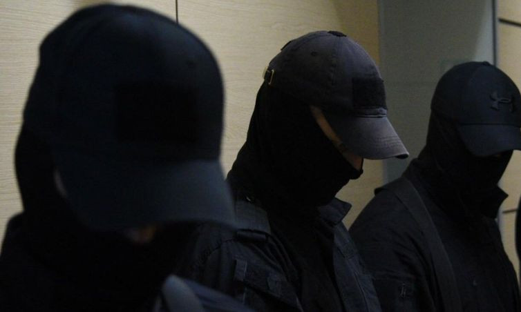 Люди в масках напали на киевлян: есть подробности и видео