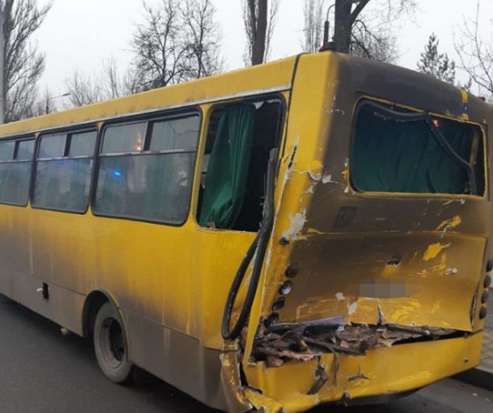 Серьезное ДТП в Киеве с участием маршрутки: много пострадавших