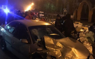 На Хмельниччині легковик на повній швидкості влетів в торгову палатку, фото