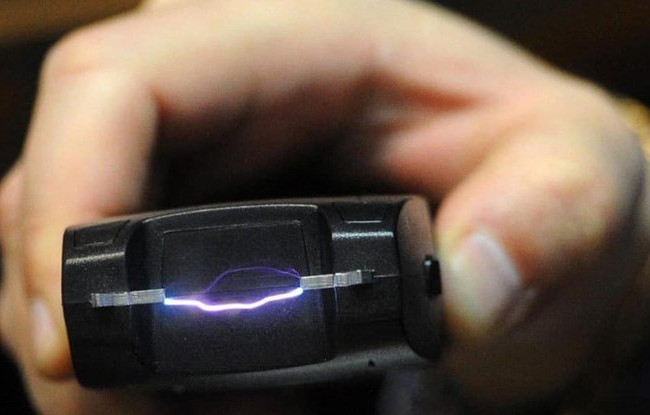 Били электрошокером за тысячу гривен: на Запорожье мужчину убеждали отдать долг