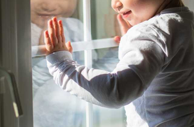 В Києві врятували хлопчика, який ледь не випав з балкону