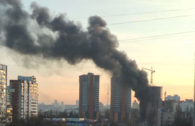 В Киеве загорелась недостроенная высотка: что известно