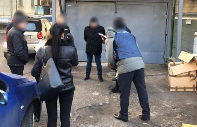 100 тисяч за безперешкодне прийняття товару: ДБР затримало посадовця