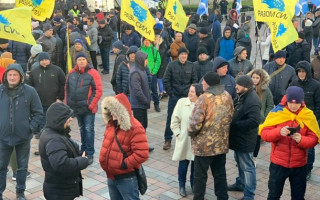 Под зданием Верховной Рады собрались тысячи протестующих: что требуют