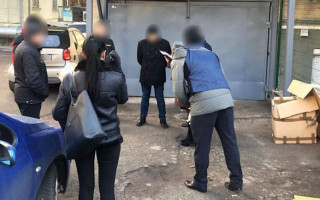 100 тисяч за безперешкодне прийняття товару: ДБР затримало посадовця