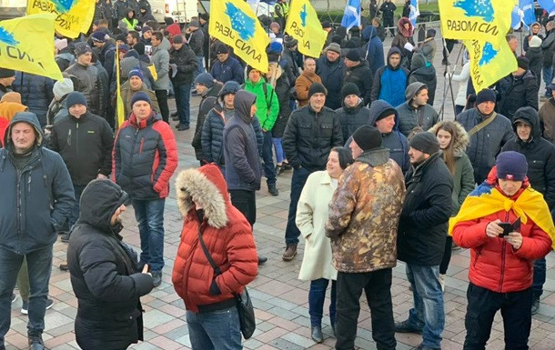 Под зданием Верховной Рады собрались тысячи протестующих: что требуют