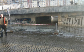 На столичной Оболони затопило подземный переход: фото и видео