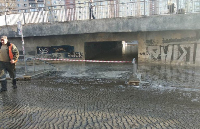 На столичной Оболони затопило подземный переход: фото и видео