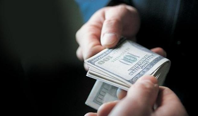 Гроші або тюрма: на Дніпропетровщині поліцейський погрожував та вимагав хабар