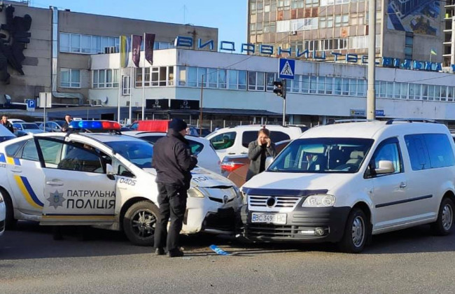 У Львові правоохоронці потрапили в ДТП, фото