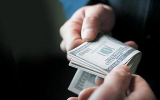 Гроші або тюрма: на Дніпропетровщині поліцейський погрожував та вимагав хабар