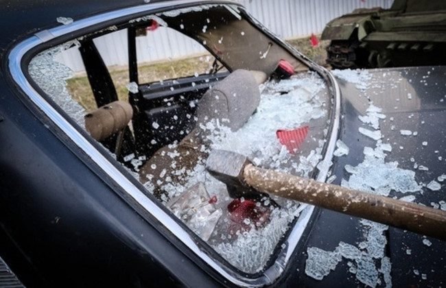 В центре Киева мужчина рубил топором автомобиль