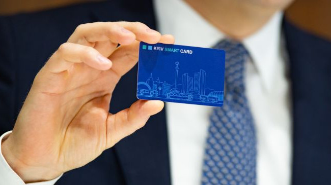 Киянам роздали електронні транспортні картки: кому пощастило
