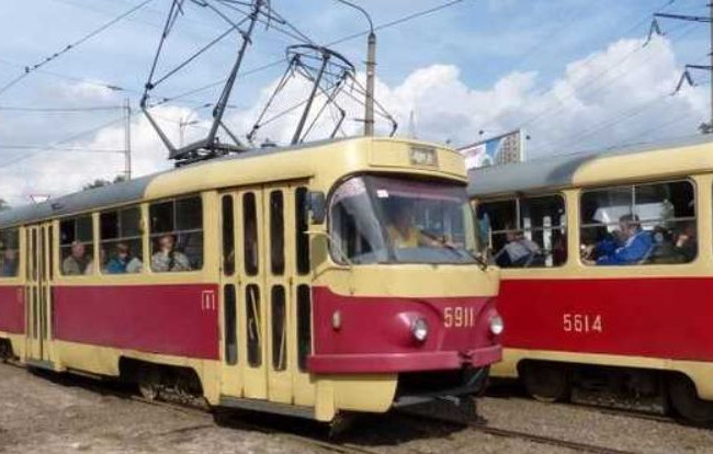 Инцидент в Киеве: пассажиры трамвая толкали легковушку, видео