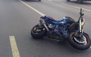 Спричинив ДТП і втік: у Києві сталася аварія з легковиком та мотоциклом
