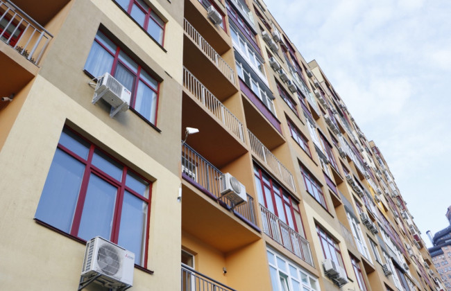 Трагедия в Киеве: молодая девушка выпала из окна