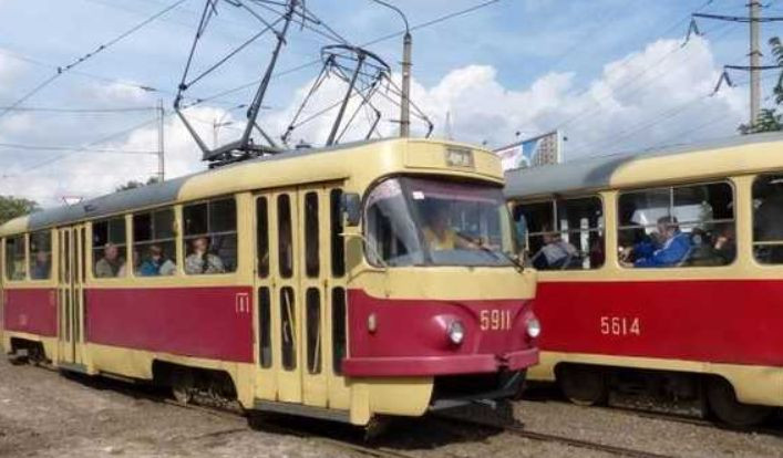 Инцидент в Киеве: пассажиры трамвая толкали легковушку, видео