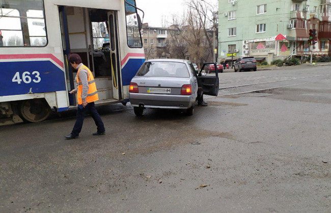 ДТП в Запорожье: трамвай врезался в легковушку, фото