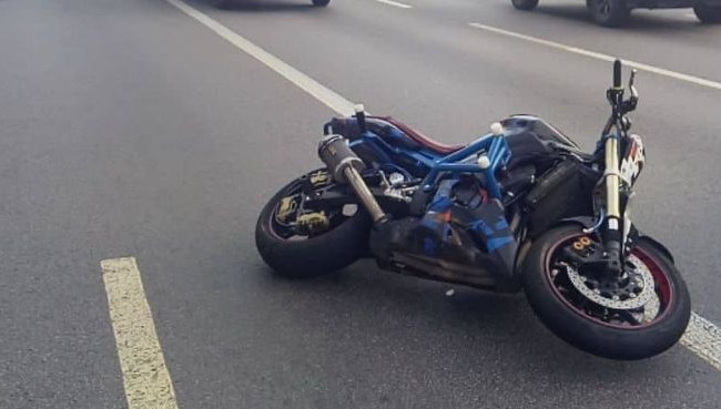 Спричинив ДТП і втік: у Києві сталася аварія з легковиком та мотоциклом